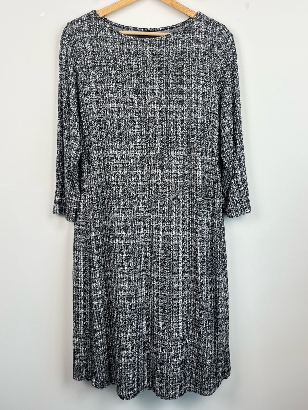 J.Jill Wearever gray & black rayon spandex 3/4 sleeve shift dress, medium.